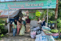Masyarakat datang untuk menabung sampah di Bank Sampah Lindung Berseri