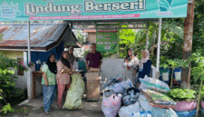 Masyarakat datang untuk menabung sampah di Bank Sampah Lindung Berseri