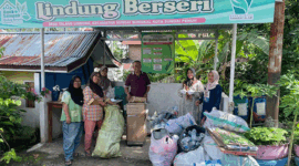 Masyarakat datang untuk menabung sampah di Bank Sampah Lindung Berseri