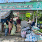 Masyarakat datang untuk menabung sampah di Bank Sampah Lindung Berseri