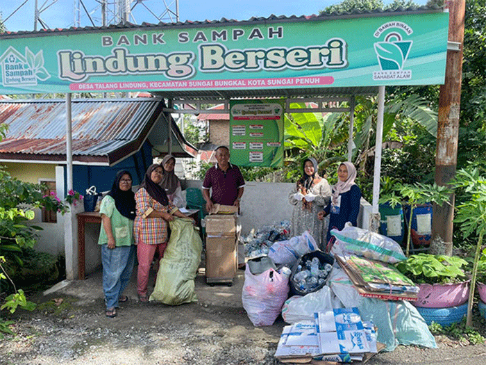 Masyarakat datang untuk menabung sampah di Bank Sampah Lindung Berseri