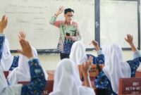 guru yang sedang mengajar di kelas