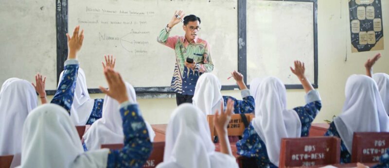 guru yang sedang mengajar di kelas