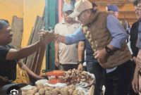 Wako Alfin bincang dengan pedagang.