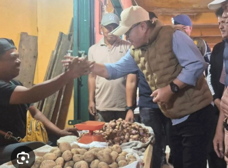 Wako Alfin bincang dengan pedagang.