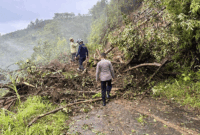 longsor menutup akses Jalan Raya Tirai Embun menuju Desa Danau Tinggi, Kecamatan Gunung Kerinci