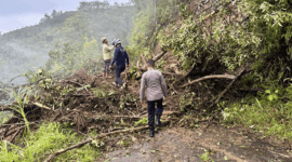 longsor menutup akses Jalan Raya Tirai Embun menuju Desa Danau Tinggi, Kecamatan Gunung Kerinci