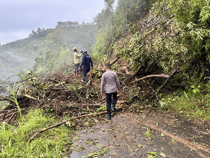 longsor menutup akses Jalan Raya Tirai Embun menuju Desa Danau Tinggi, Kecamatan Gunung Kerinci