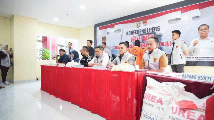 konferensi pers Polda Sumatera Selatan mengenai praktik penyelewengan 10 ton pupuk bersubsidi di Kabupaten Muara Enim