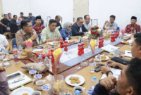 Wawako Azhar Hamzah pimpin rapat penertiban pasar tanjung bajure Sungi Penuh, (Foto: Prokopim)