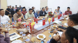 Wawako Azhar Hamzah pimpin rapat penertiban pasar tanjung bajure Sungi Penuh, (Foto: Prokopim)