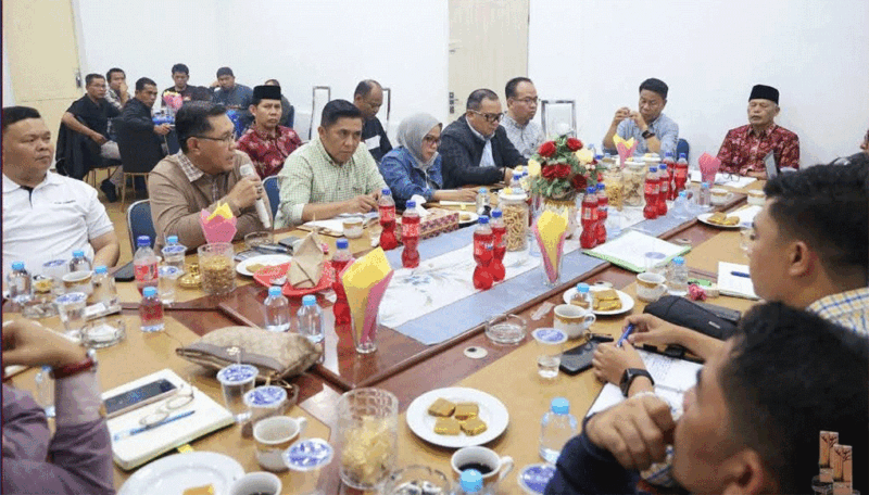 Wawako Azhar Hamzah pimpin rapat penertiban pasar tanjung bajure Sungi Penuh, (Foto: Prokopim)