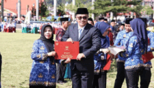 Wali Kota Alfin menyerahkan tanda kehormatan Satya Lencana serta piagam penghargaan kepada para penggiat pendidikan