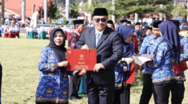 Wali Kota Alfin menyerahkan tanda kehormatan Satya Lencana serta piagam penghargaan kepada para penggiat pendidikan
