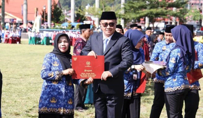 Wali Kota Alfin menyerahkan tanda kehormatan Satya Lencana serta piagam penghargaan kepada para penggiat pendidikan