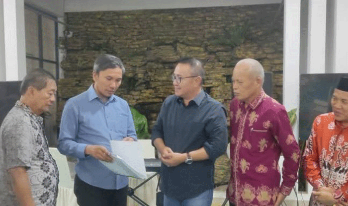 Wali Kota Sungai Penuh, Alfin, bersama Wakil Wali Kota Azhar Hamzah menyambut kunjungan kerja anggota DPR RI, Edi Purwanto, di Rumah Dinas Wali Kota