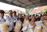 Pemkot Sungai Penuh menyalurkan bantuan benih padi unggul kepada petani di Hamparan Rawang