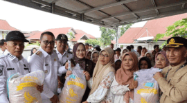 Pemkot Sungai Penuh menyalurkan bantuan benih padi unggul kepada petani di Hamparan Rawang