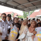 Pemkot Sungai Penuh menyalurkan bantuan benih padi unggul kepada petani di Hamparan Rawang