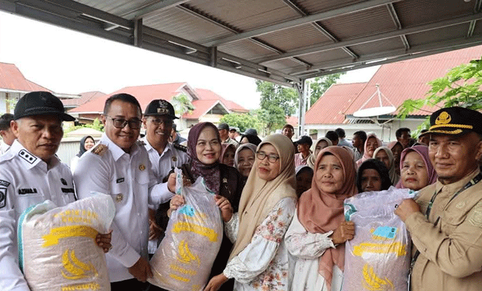 Pemkot Sungai Penuh menyalurkan bantuan benih padi unggul kepada petani di Hamparan Rawang