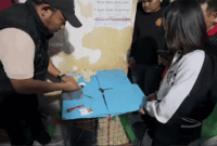 Petugas mengamankan dua paket sabu dan timbangan digital sebagai barang bukti