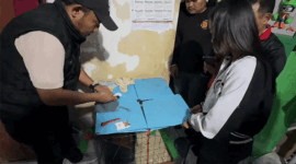 Petugas mengamankan dua paket sabu dan timbangan digital sebagai barang bukti