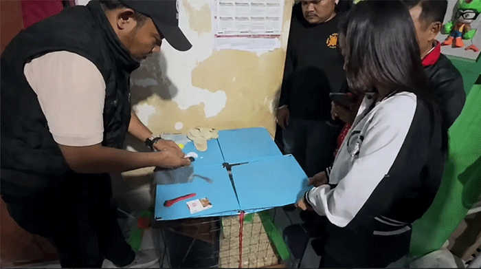 Petugas mengamankan dua paket sabu dan timbangan digital sebagai barang bukti