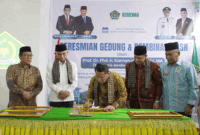 Sekjen Kemenag RI, Kamaruddin Amin membubuhkan tandatangan tanda peresmian gedung di lingkungan Kemenag kaota Padang Panjang.