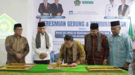 Sekjen Kemenag RI, Kamaruddin Amin membubuhkan tandatangan tanda peresmian gedung di lingkungan Kemenag kaota Padang Panjang.