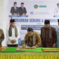 Sekjen Kemenag RI, Kamaruddin Amin membubuhkan tandatangan tanda peresmian gedung di lingkungan Kemenag kaota Padang Panjang.
