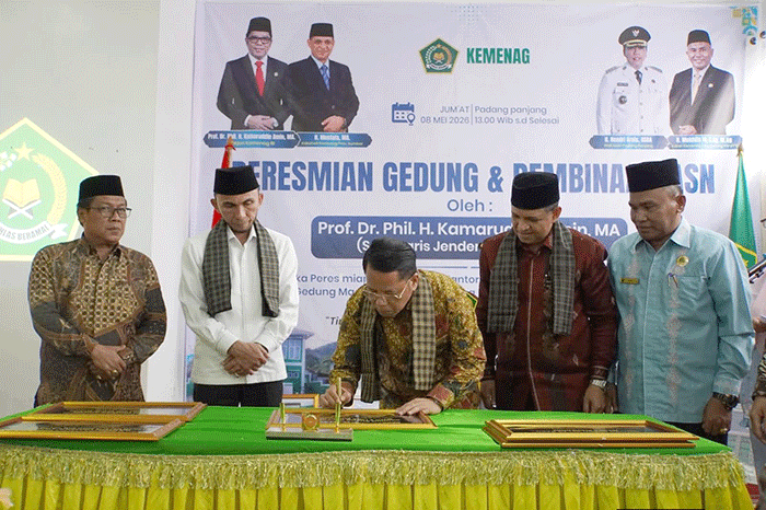 Sekjen Kemenag RI, Kamaruddin Amin membubuhkan tandatangan tanda peresmian gedung di lingkungan Kemenag kaota Padang Panjang.