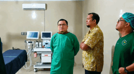 dr. rofi melakukan inspeksi ke sejumlah ruangan pelayanan di RSUD MHA Thalib Sungai Penuh