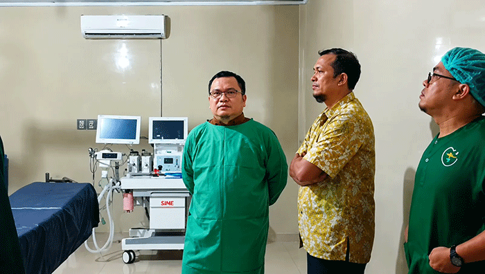 dr. rofi melakukan inspeksi ke sejumlah ruangan pelayanan di RSUD MHA Thalib Sungai Penuh