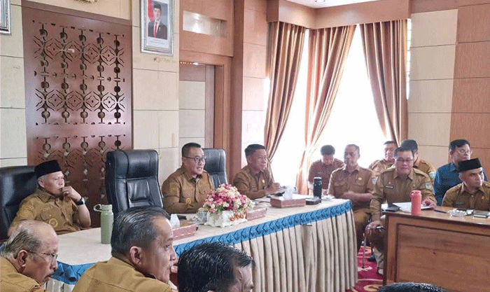 Walikota Sungai Penuh Alfin memimpin rapat pemantapan pelaksanaan ibadah qurban Pemerintah Kota Sungai Penuh 1447 Hijriah/2026