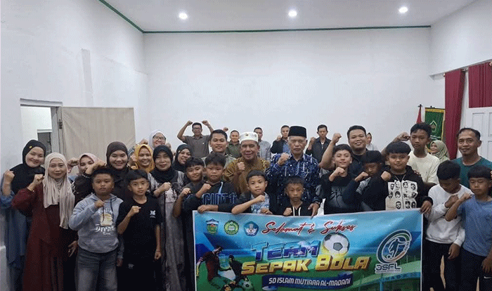 Wakil Wali Kota Sungai Penuh Azhar Hamzah resmi melepas Tim Sepak Bola SD Islam Mutiara Al Madani untuk berlaga di Turnamen Jambi School Football League (JSFL) Tingkat Provinsi Jambi Tahun 2026