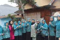 Ketua TP-PKK Kota Sungai Penuh, Sri Kartini Alfin, menyerahkan bantuan dan dukungan moril kepada warga Desa Koto Tinggi yang terdampak musibah kebakaran.