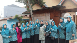 Ketua TP-PKK Kota Sungai Penuh, Sri Kartini Alfin, menyerahkan bantuan dan dukungan moril kepada warga Desa Koto Tinggi yang terdampak musibah kebakaran.
