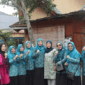 Ketua TP-PKK Kota Sungai Penuh, Sri Kartini Alfin, menyerahkan bantuan dan dukungan moril kepada warga Desa Koto Tinggi yang terdampak musibah kebakaran.