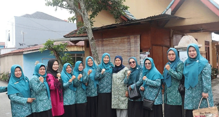 Ketua TP-PKK Kota Sungai Penuh, Sri Kartini Alfin, menyerahkan bantuan dan dukungan moril kepada warga Desa Koto Tinggi yang terdampak musibah kebakaran.