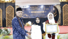 Wakil Wali Kota Azhar Hamzah menyerahkan piagam penghargaan kepada siswi berprestasi yang berhasil menyelesaikan hafalan sebanyak 27 juz Al-Qur’an.