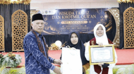 Wakil Wali Kota Azhar Hamzah menyerahkan piagam penghargaan kepada siswi berprestasi yang berhasil menyelesaikan hafalan sebanyak 27 juz Al-Qur’an.