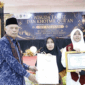 Wakil Wali Kota Azhar Hamzah menyerahkan piagam penghargaan kepada siswi berprestasi yang berhasil menyelesaikan hafalan sebanyak 27 juz Al-Qur’an.