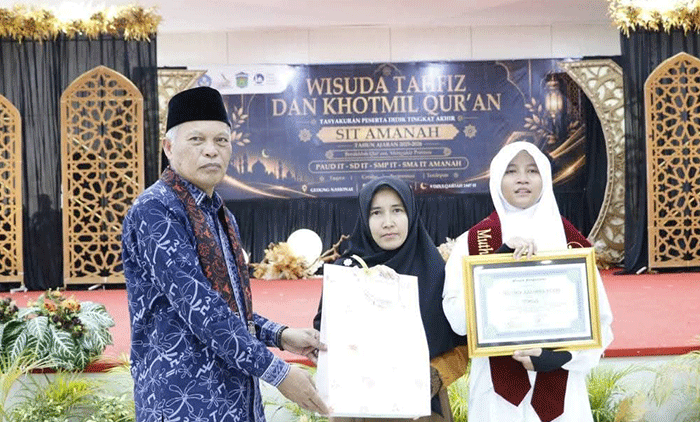 Wakil Wali Kota Azhar Hamzah menyerahkan piagam penghargaan kepada siswi berprestasi yang berhasil menyelesaikan hafalan sebanyak 27 juz Al-Qur’an.