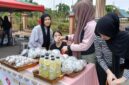 seorang gadis remaja berjualan minuman detoks tubuh