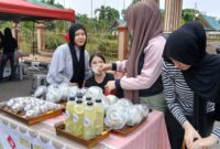 seorang gadis remaja berjualan minuman detoks tubuh