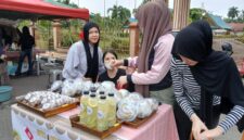 seorang gadis remaja berjualan minuman detoks tubuh