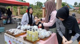 seorang gadis remaja berjualan minuman detoks tubuh