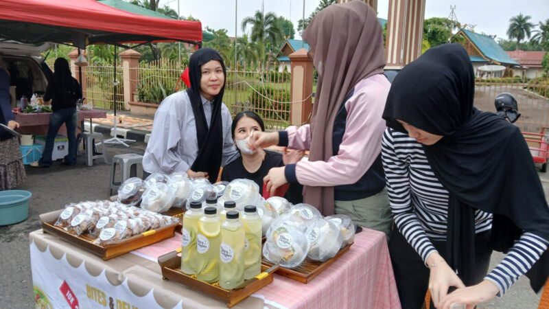 seorang gadis remaja berjualan minuman detoks tubuh