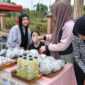 seorang gadis remaja berjualan minuman detoks tubuh