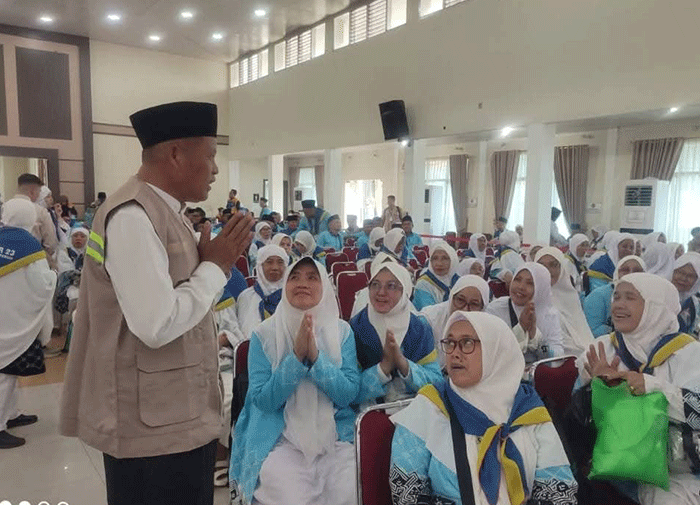 Wawako Azhar Hamzah Sambut Jamaah Calon Haji Sungai Penuh di Asrama Haji Jambi